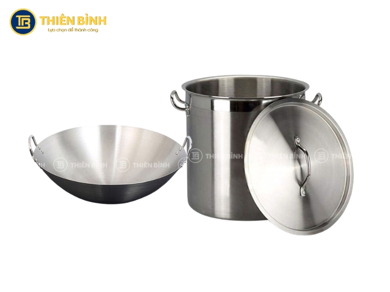 Top 5 các mẫu thiết kế bếp ăn trường học hiện đại nhất năm 2025 6 Chảo, nồi, dụng cụ nấu ăn chuyên dụng