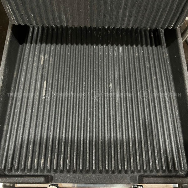 Máy kẹp nướng bánh mì Berjaya CG11 5 Bề mặt máy kẹp nướng bánh mì Berjaya CG11