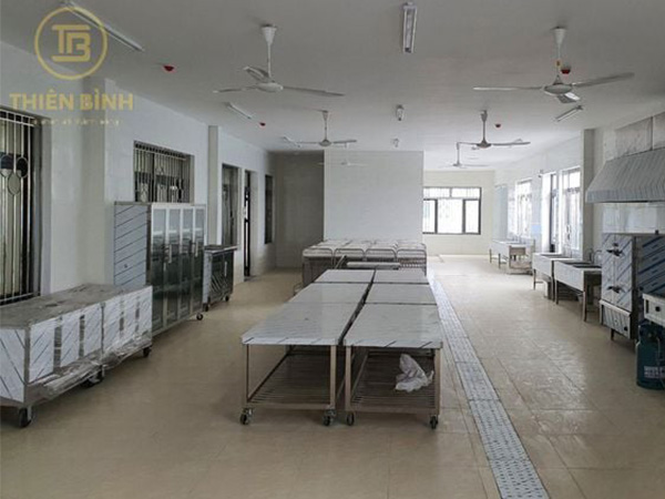 Bàn ra đồ có giá nan dưới 4 Ảnh bàn ra đồ có giá nan dưới tại khu bếp