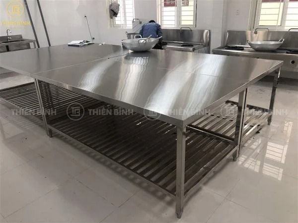 Bàn sơ chế inox 3 Ảnh bàn sơ chế inox tại khu bếp