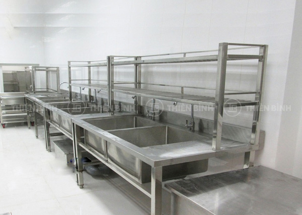 Chậu rửa công nghiệp đôi inox có giá để đồ phía trên 3 Ảnh chậu rửa công nghiệp đôi inox có giá để đồ phía trên