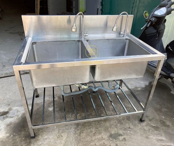 Chậu rửa công nghiệp inox đôi có giá nan dưới 2 Ảnh chậu rửa công nghiệp inox đôi có giá nan dưới
