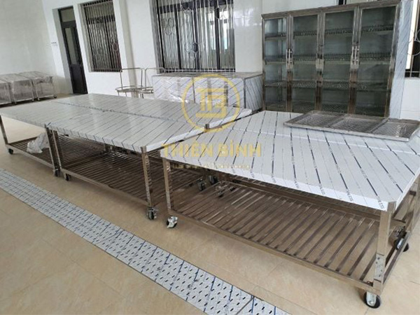 Bàn ra đồ có giá nan dưới 5 Bàn ra đồ có giá nan dưới tại khu bếp