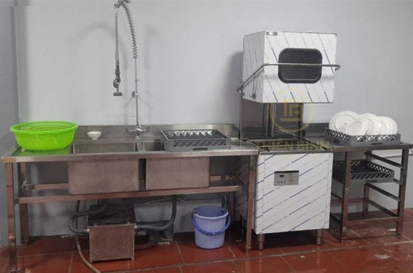 Bể tách mỡ inox 40 lít 3 Bể tách mỡ inox 40 lít lắp đặt tại khu bếp