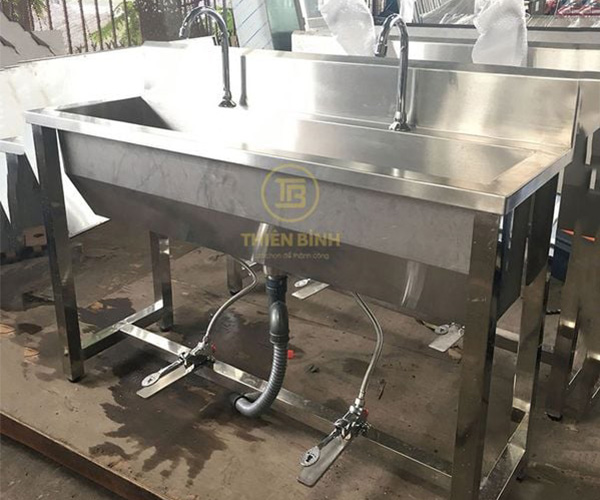 Bồn rửa tay inox có van chân đạp nước 3 Bồn rửa tay inox có van chân đạp nước 2 vòi