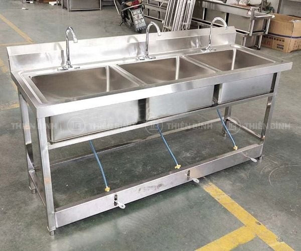 Bồn rửa tay inox có van chân đạp nước 5 Bồn rửa tay inox có van chân đạp nước 3 vòi