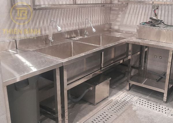 Chậu rửa công nghiệp đôi cánh phải 5 Chậu rửa công nghiệp đôi cánh phải tại khu bếp