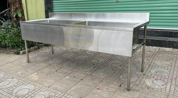 Chậu rửa đôi inox công nghiệp có thành sau 5 Chậu rửa đôi inox công nghiệp có thành sau cấu tạo inox cao cấp