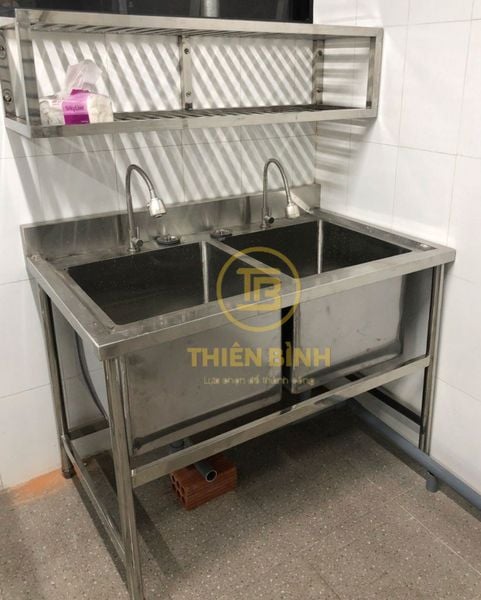Chậu rửa inox đôi có hố chậu to 6 Chậu rửa inox đôi có hố chậu to tại khu bếp