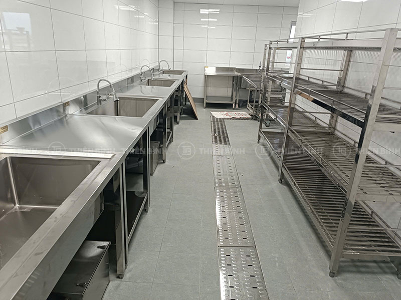 Thiết kế, cung cấp thiết bị bếp ăn tập thể cho công ty Tamron Nhật Bản 11 Chậu rửa inox và giá nan tỏng khu vực vệ sinh
