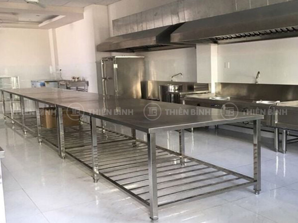 Bàn ra đồ có giá nan dưới 6 Hình ảnh bàn ra đồ có giá nan dưới tại khu bếp