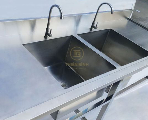Chậu rửa công nghiệp đôi inox có 2 bàn phụ 3 Hình ảnh chậu rửa công nghiệp đôi inox có 2 bàn phụ