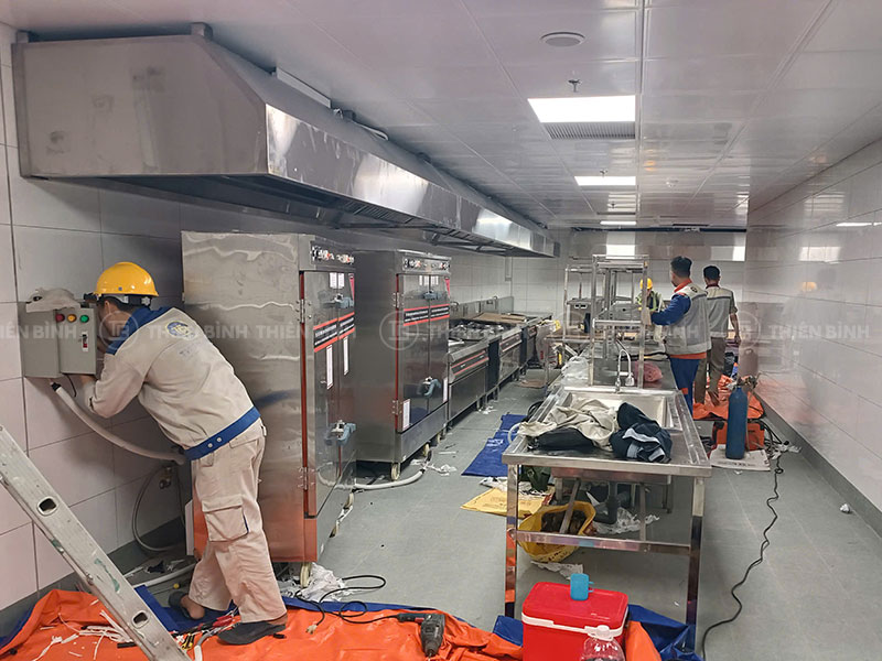 Thiết kế, cung cấp thiết bị bếp ăn tập thể cho công ty Tamron Nhật Bản 8 Lắp đặt thiết bị trong khu vực nấu