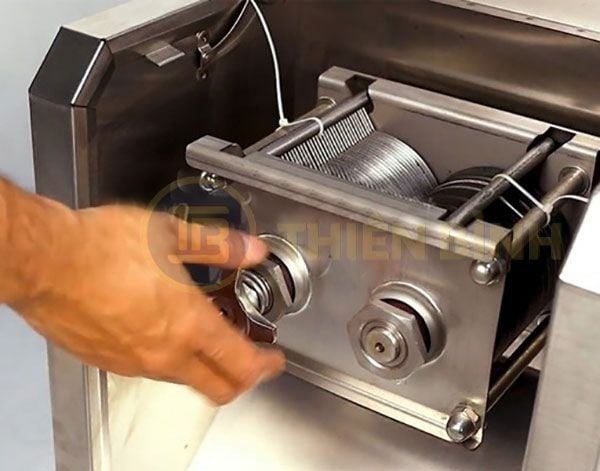 Máy thái thịt DQ-7 5 Máy thái thịt DQ-7 có thể tháo lắp lưỡi dao