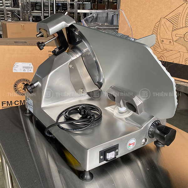 Máy thái thịt Sirman Mirra 300 Y09 4 máy thái thịt Sirman Mirra 300 Y09 có kết cấu chắc chắn