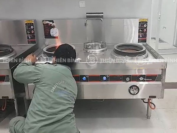 Bếp á 2 họng đất có quạt thổi và bầu nước 1m5 BA-D1.5 6 Bếp được nhân viên Thiên Bình lắp đặt