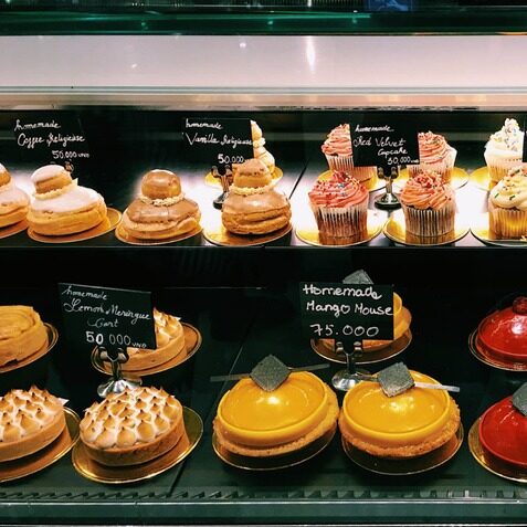 trưng bày bánh ngọt