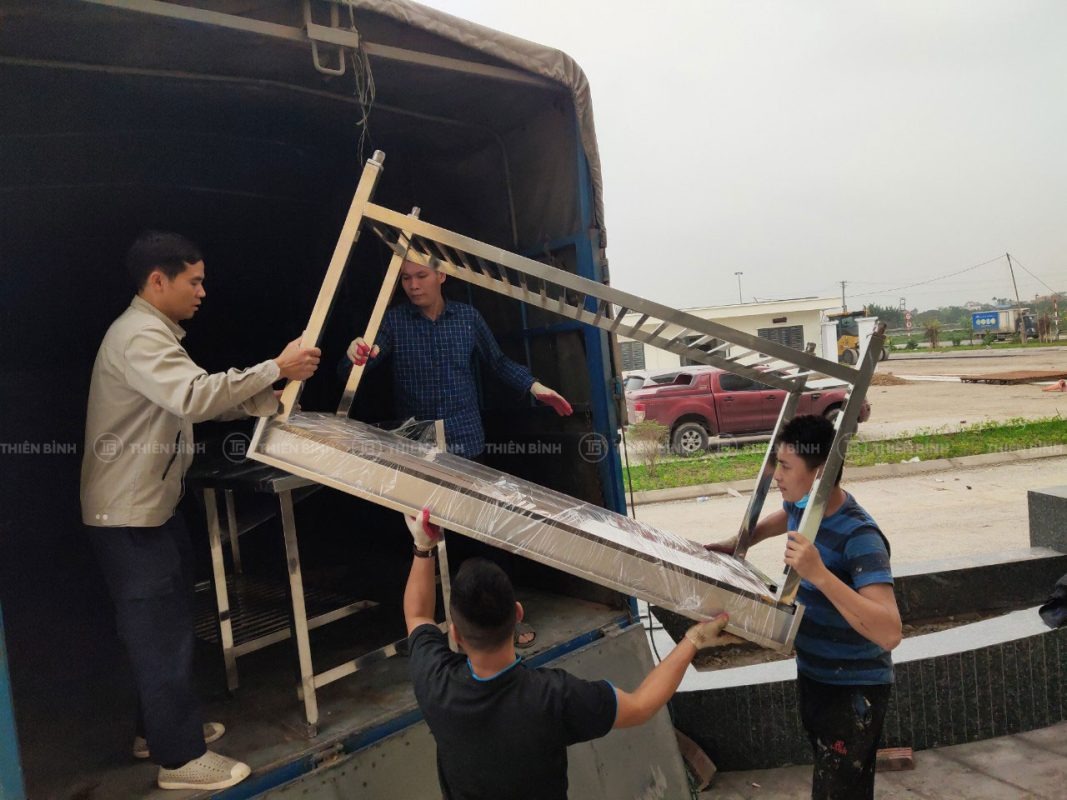 Cung cấp thiết bị - thiết kế bếp nhà máy dệt sợi công nghệ cao DRAGONTEXTILES2 6 Nhân viên Thiên Bình vận chuyển thiết bị từ trên xe xuống