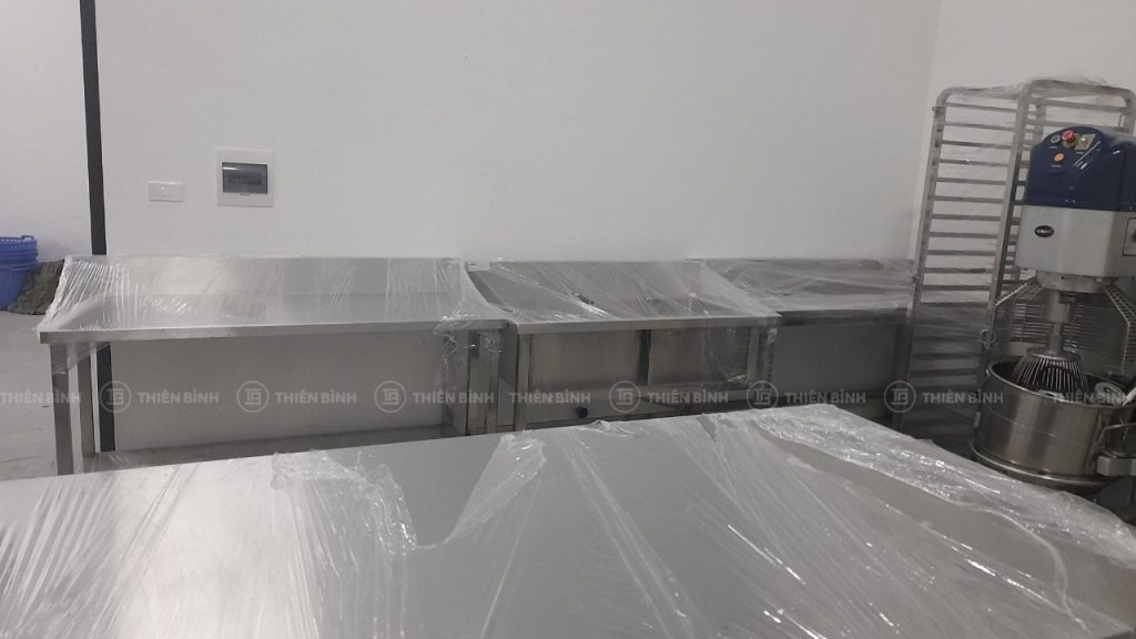 Thiết kế cung cấp thiết bị làm bánh cho Học viện Phật Giáo Việt Nam 7 Hệ thống bàn inox công nghiệp được sử dụng