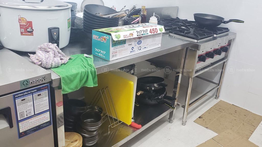 Thiết kế và cung cấp thiết bị bếp nhà hàng Goobne Chicken 7 Bếp âu 4 họng và bàn để đồ được setup