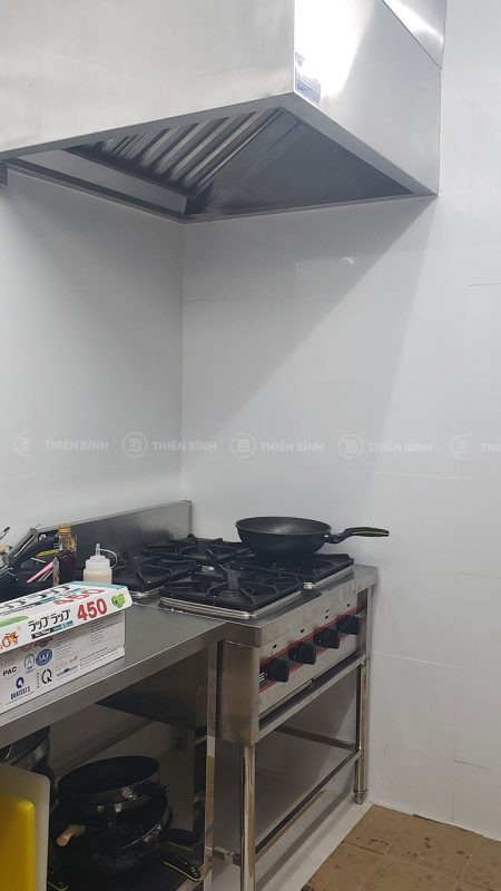 Thiết kế và cung cấp thiết bị bếp nhà hàng Goobne Chicken 4 Bếp âu 4 họng và chụp hút mùi trong khu bếp