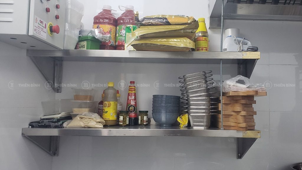 Thiết kế và cung cấp thiết bị bếp nhà hàng Goobne Chicken 6 Kệ phẳng treo tường được sử dụng để tối ưu không gian