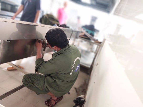 Thiên Bình cung cấp và thiết kế bếp làm bánh cho Tiệm bánh Men Chúa - 11B Trần Quốc Toản 6 Kỹ thuật viên của Thiên Bình kiểm tra, lắp đặt thiết bị