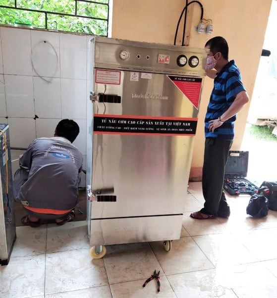 Cung cấp thiết bị nhà bếp cho Trung tâm Bảo trợ Xã hội tỉnh Bắc Kạn 3 Kỹ thuật viên của Thiên Bình lắp đặt tủ cơm cho bếp