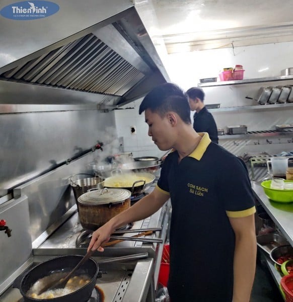 Thiên Bình cung cấp toàn bộ thiết bị bếp cho chuỗi cửa hàng Cơm Sạch Bà Liên 2 Đầu bếp của quán sử dụng các thiết bị bếp do Thiên Bình cung cấp