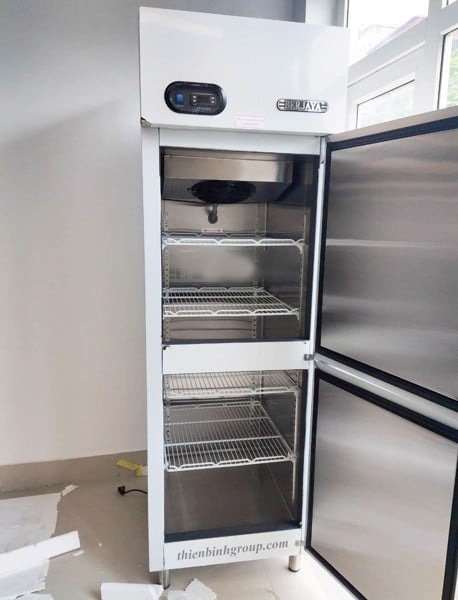 Thiên Bình cung cấp và thiết kế bếp làm bánh cho Tiệm bánh Men Chúa - 11B Trần Quốc Toản 7 Tủ mát 2 cánh inox để bảo quản thực phẩm