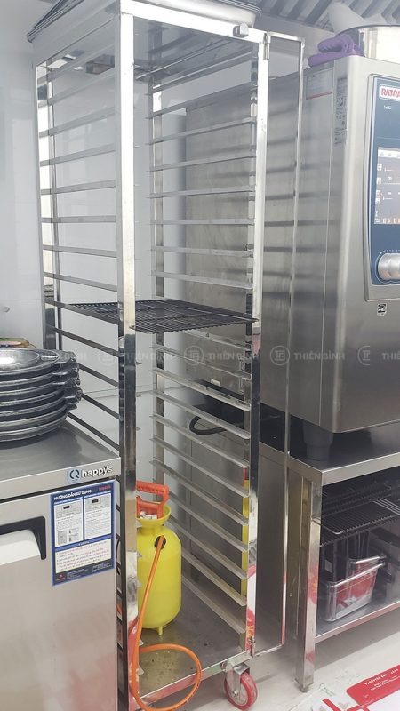 Thiết kế và cung cấp thiết bị bếp nhà hàng Goobne Chicken 3 Xe đẩy khay được trang bị trong khu bếp