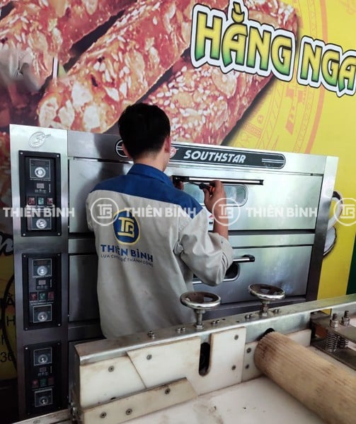 Thiên Bình cung cấp lò nướng 3 tầng 6 khay Southstar cho công ty TNHH chè Hằng Nga 4 Nhân viên kỹ thuật Thiên Bình tiến hành lắp đặt sản phẩm