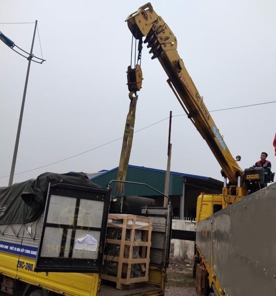 Giao máy trộn bột 60 lít Berjaya cho nhà máy Gia Quảng Phát 4 Thiết bị được vận chuyển bằng máy cẩu bàn giao cho nhà máy